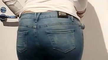 Mãe do Catar de bundão puxa jeans azul pra baixo e empina na câmera