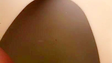 Mãe libanesa adora buceta peluda e filma durante mijada safada