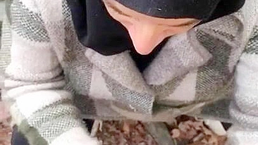 Mamãe síria tímida de hijab é forçada a boquete XXX na floresta