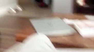 Cara se masturba loucamente na frente da empregada muçulmana XXX