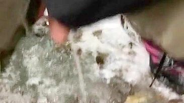 Mamãe gostosa mostra buceta suculenta mijando ao ar livre em vídeo XXX