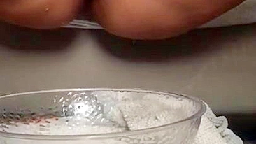 Mãe árabe linda se masturba até esguichar safado num pote de vidro