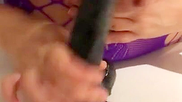 Mãe iraniana chupa brinquedo preto grande safado grudado na mesa