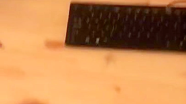 Mãe egípcia faz boquete lento safado pro enteado vendo pornô gay