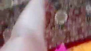 Mãe árabe filma pernas com sapatos rosa enquanto anda no vídeo safado