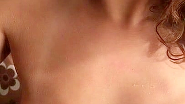 Mãe egípcia morena curte brinquedo safado na boca no close-up