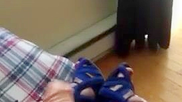 Mãe egípcia filma pés de salto azul e brinquedo XXX que ela usa na cama