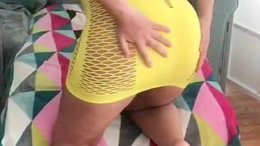 Mãe argelina levanta vestido amarelo justo pra mostrar rabo XXX