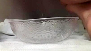 Mãe árabe goza muito e squirta num pote de vidro