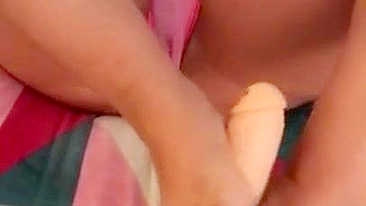 Mãe árabe gata de calcinha rosa faz footjob em brinquedo grande
