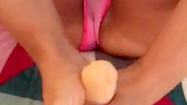 Mãe árabe gata de calcinha rosa faz footjob em brinquedo grande