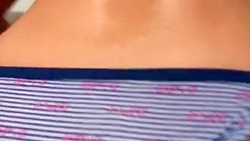 Mãe árabe de calcinha listrada lava o bundão na água com sabão