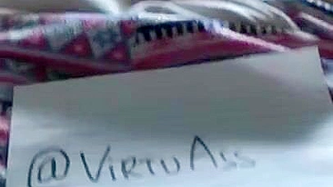 Puta argelina safada brinca com o rabo suculento na cama sozinha