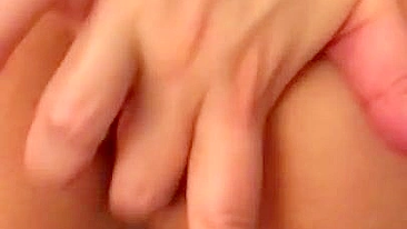 Mãe árabe deda o cu apertadinho de quatro sozinha