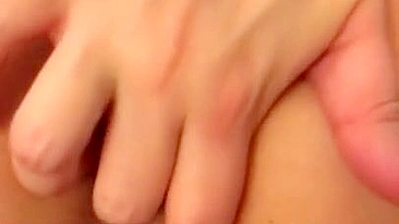 Mãe árabe deda o cu apertadinho de quatro sozinha