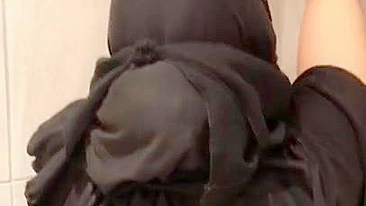 Mãe árabe esconde cabelo mas mostra peitos curvos XXX e vermelhos na cam