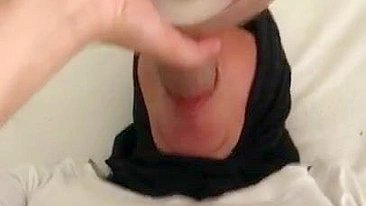 Mãe árabe de hijab enfia brinquedo na garganta no vídeo solo XXX