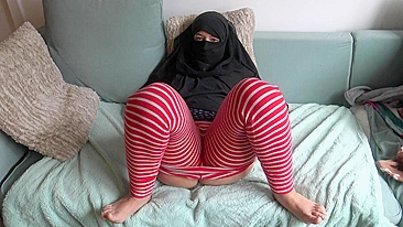 Mãe árabe animada mostra os atributos suculentos XXX pro prazer do amante