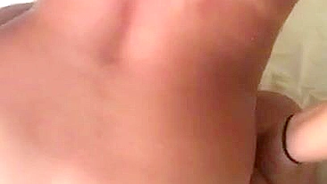 Mamãe árabe bronzeada provoca com bundão lindo posando na cama