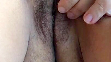 Mamãe safada faz vídeo amador brincando com sua xota árabe