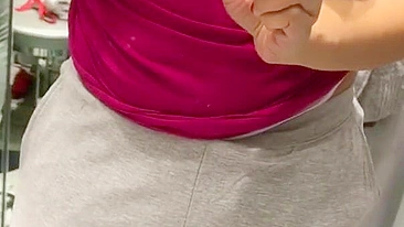 Mãe árabe safada mostra e grava tetas no provador