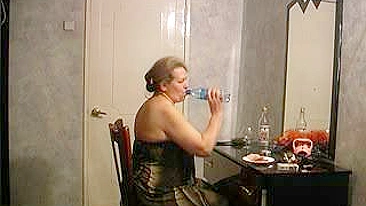 Filho tarado adora aventuras sexuais com a própria mãe na cama de casal