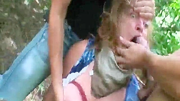 Vovó idosa é forçada e fudida brutalmente na floresta por dois bandidos