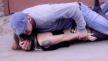 Canalha creepy ataca e estupra mãe coitada em beco escuro