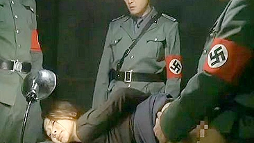 Soldados japoneses cruéis abusam de prisioneira durante interrogatório