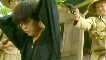 Soldada inimiga capturada e fodida sem piedade pelos cães de guerra