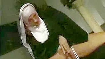 Freiras pecadoras precisam de amor. Muito amor em trio lésbico dominador!