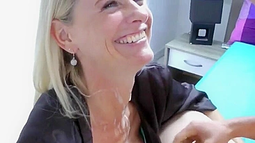 Mãe loira abre o robe e chupa pau do filho na frente da câmera