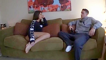 Mãe morena tatuada mostra peitões pro filho e provoca sexo