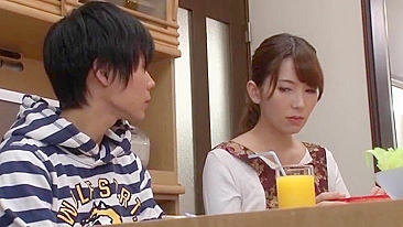 Mãe asiática safada transa com filhos pelas costas do marido