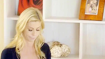 Filho nu invade buceta aparada da própria mãe loira