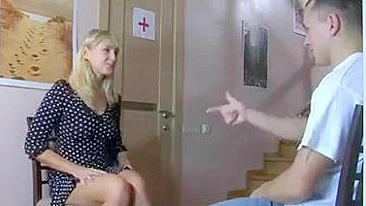 Amigo do filho dá prazer na buceta da mamãe que mostra tudo