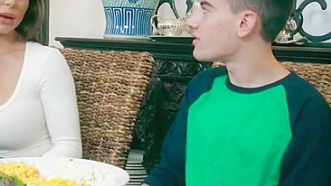 Mamãe foca no namorado da filha e especialmente no pau dele