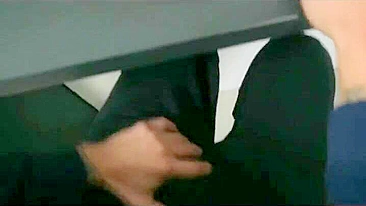 Mamãe loira safada mama e cavalga pauzão do filho