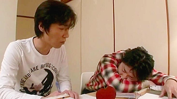 Mamãe deliciosa não vai embora até a buceta ficar saciada pelo amigo do filho