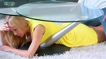 Loira mamãe resolve ser fudida pelo filho presa debaixo da mesa