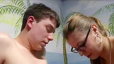 Ela não é mãe, é puta de meias trepando com o filho