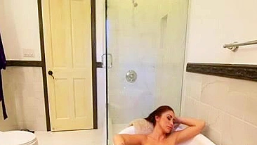 Sortudo faz ménage com namorada e mãe dela peituda e gostosa