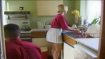 Enteado fode escondido e goza na cara da mãe de cabelo curto na cozinha