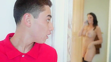 Filho safado punido após flagrado espiando a mãe gostosa no banho