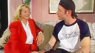 Mãe madura esperta seduz vizinho novinho com seus peitões suculentos