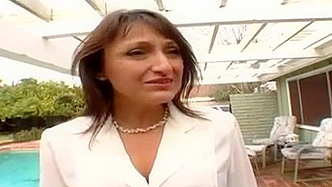 Mãe bonita leva pica nos dois buracos do amigo negro do filho