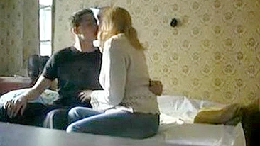 Mãe magra filma affair com melhor amigo do filho na cama