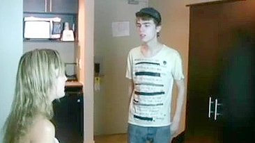 Após banho, mãe topa ser fodida pelo amigo do enteado