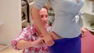 Mãe loira peituda curte affairs secretos com enteado tarado