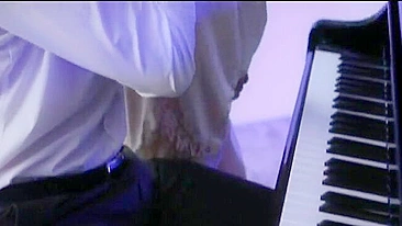 Mãe peituda transa com enteado após ouvi-lo tocar piano